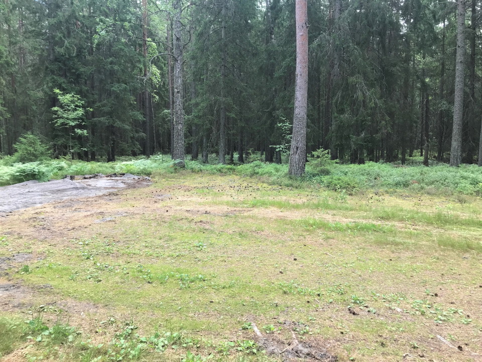 En enkel parkeringsytan finns i anslutning till förgreningen