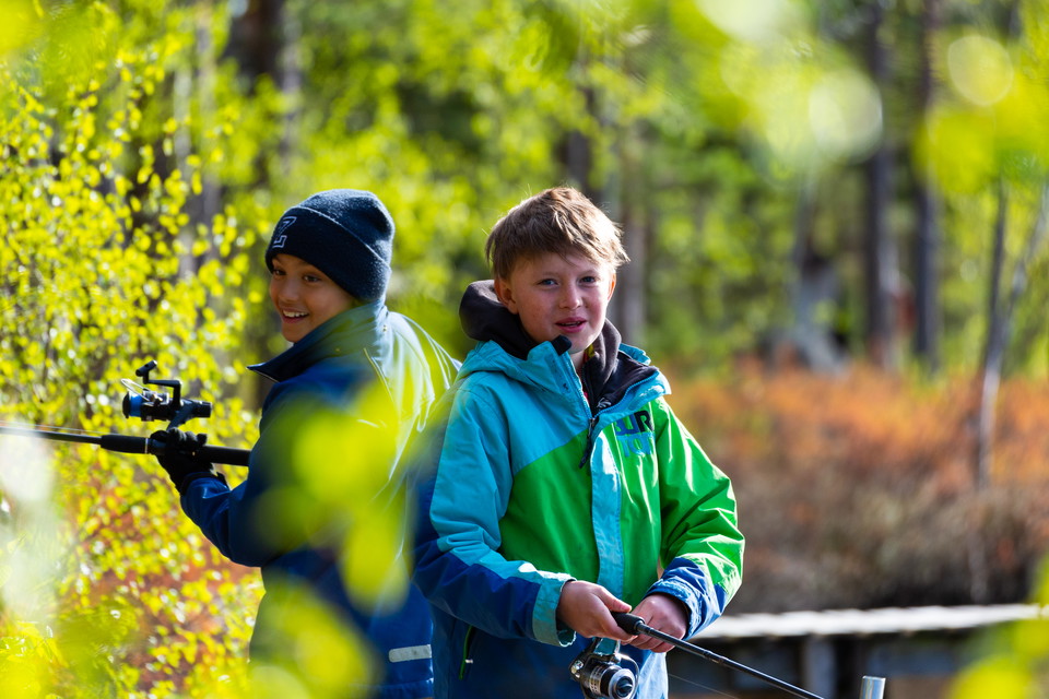 Två pojkar som fiskar