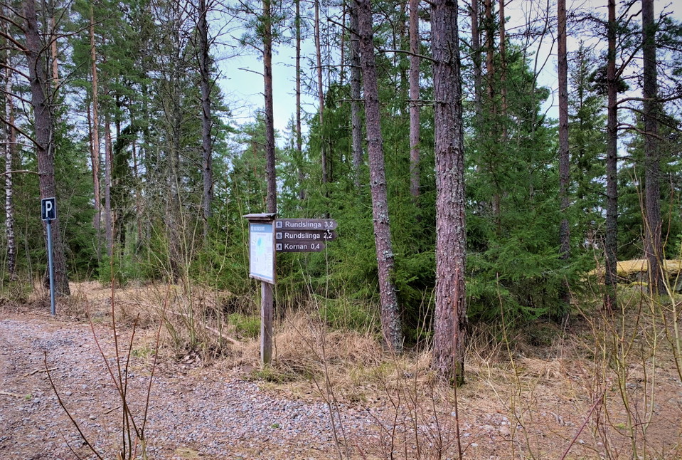 Leden börjar vid informationsskylten på parkeringen. 