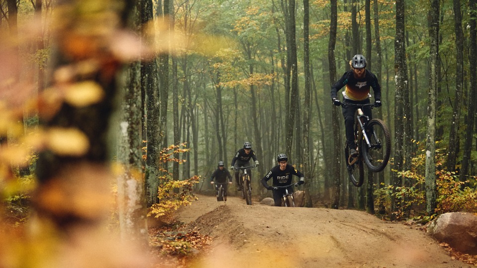 Cyklande gäng på Flowtrail