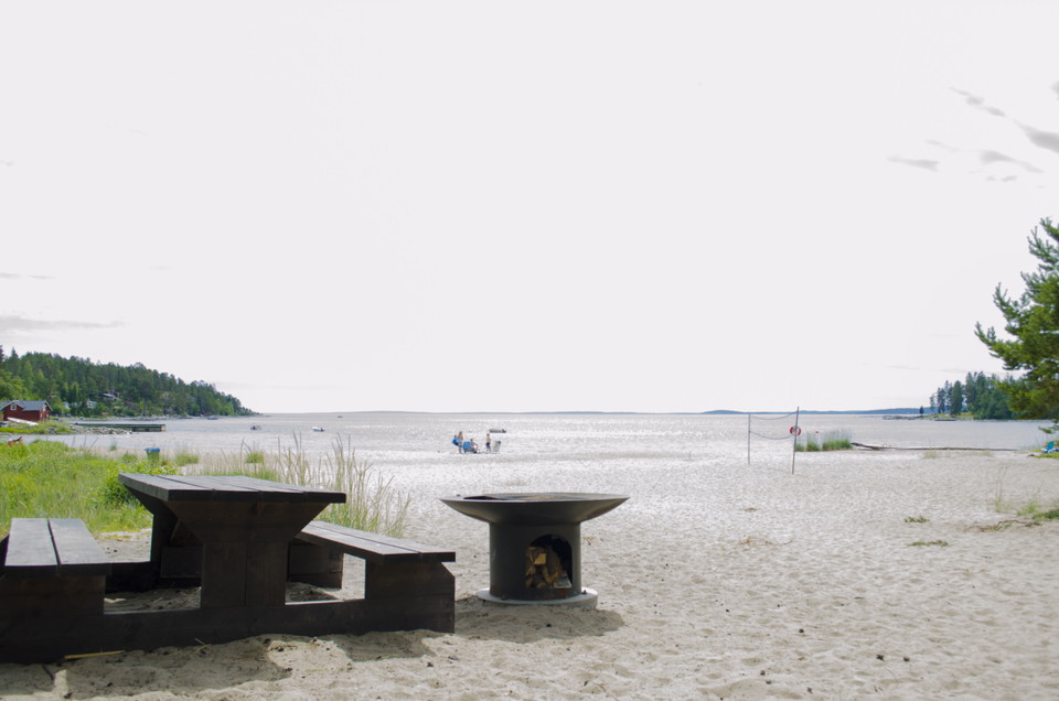 Bänkbord vid Bänkåsvikens sandstrand