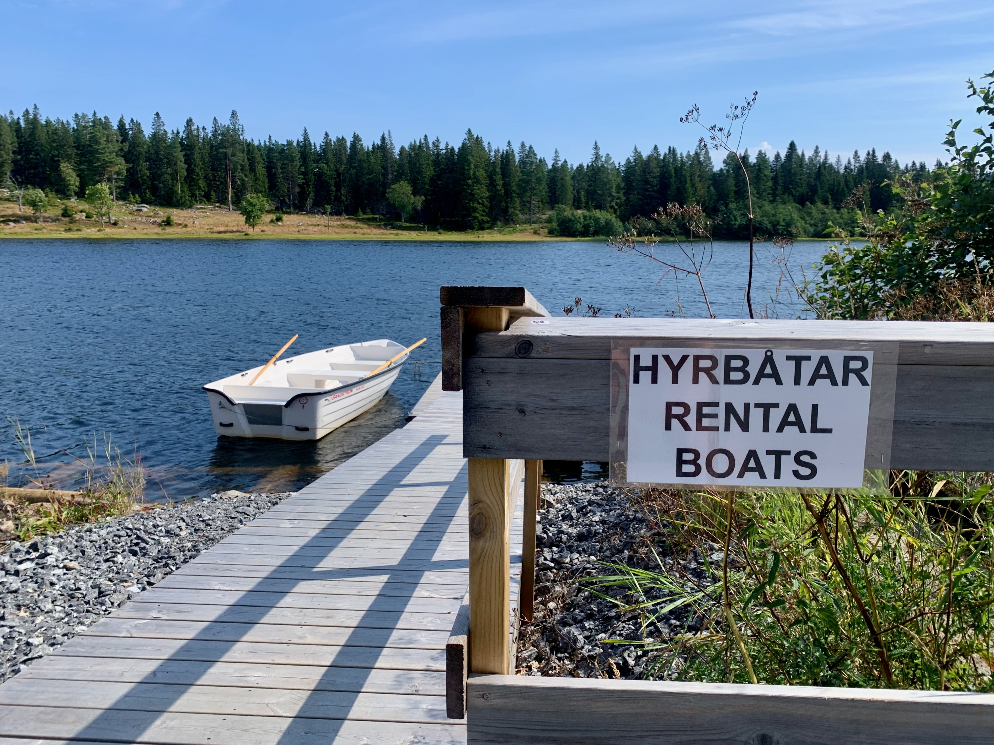 I byn Ratan kan du hyra båt för att ta dig ut till Rataskär.