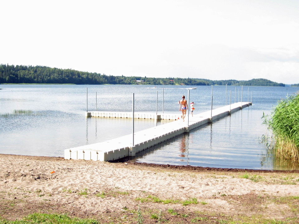 Strand med brygga och vy ut över sjön Sillen