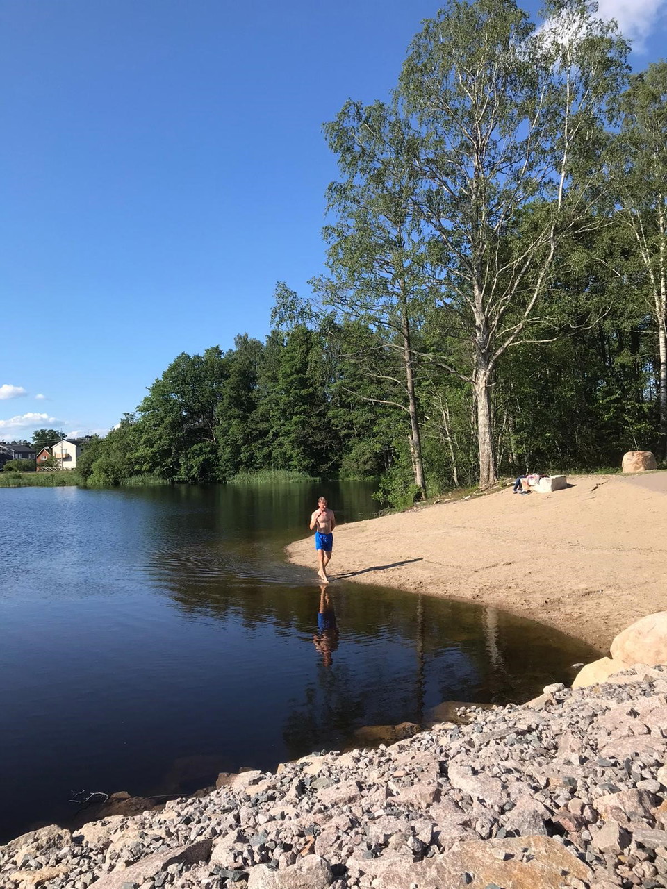 Sandstrand vid badbar lagun