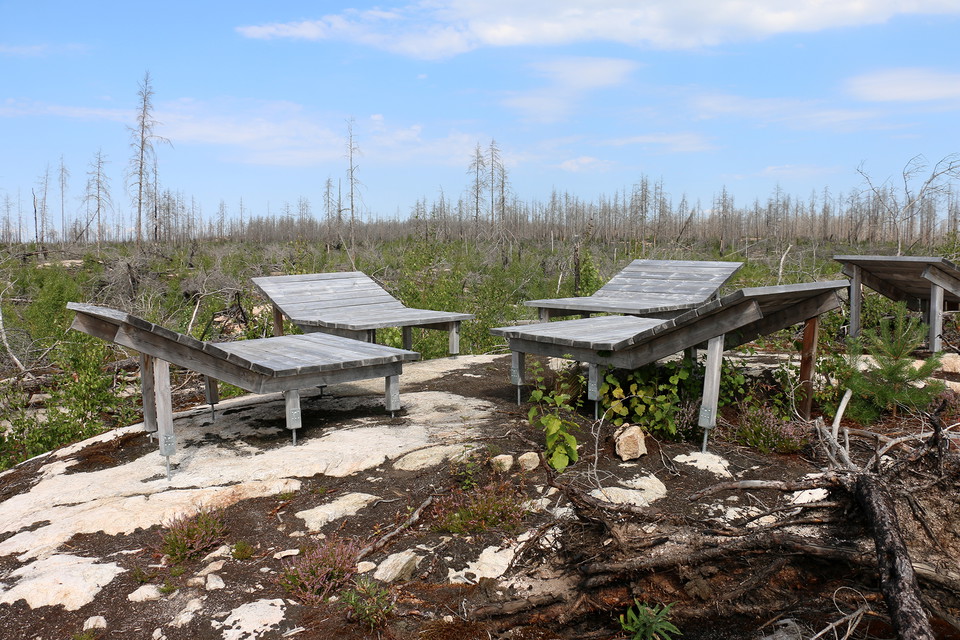 Fyra träbritsar på en stenhäll.