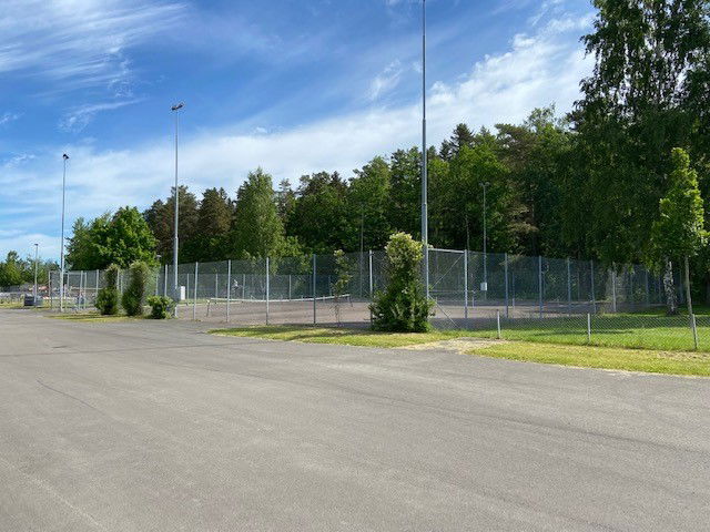 Två stycken inhägnade tennisplaner