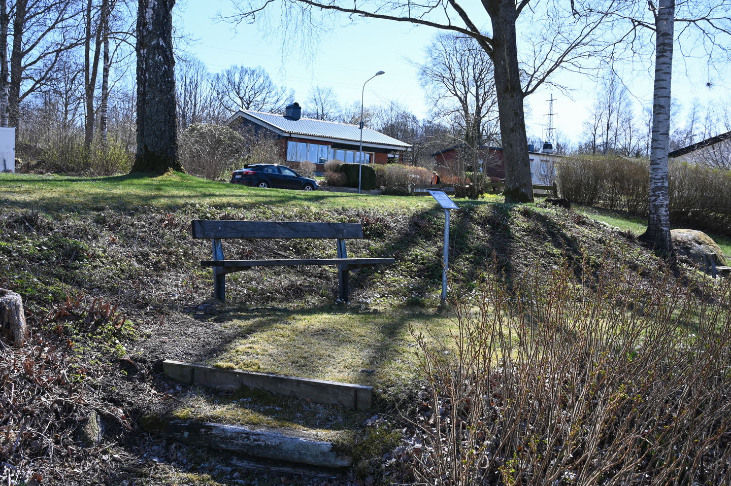 parkbänk på liten upphöjd kulle
