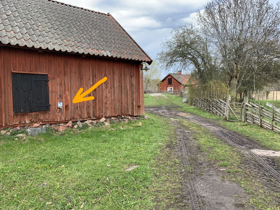 På ladugårdsväggen finns en dricksvattenkran. Foto: Länsstyrelsen Stockholm