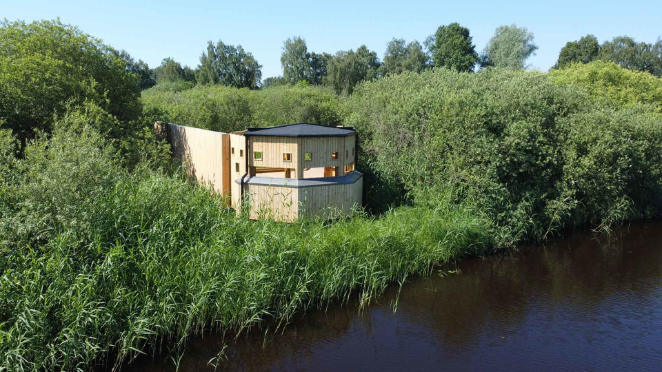 Ett runt gömsle intill vattnet.