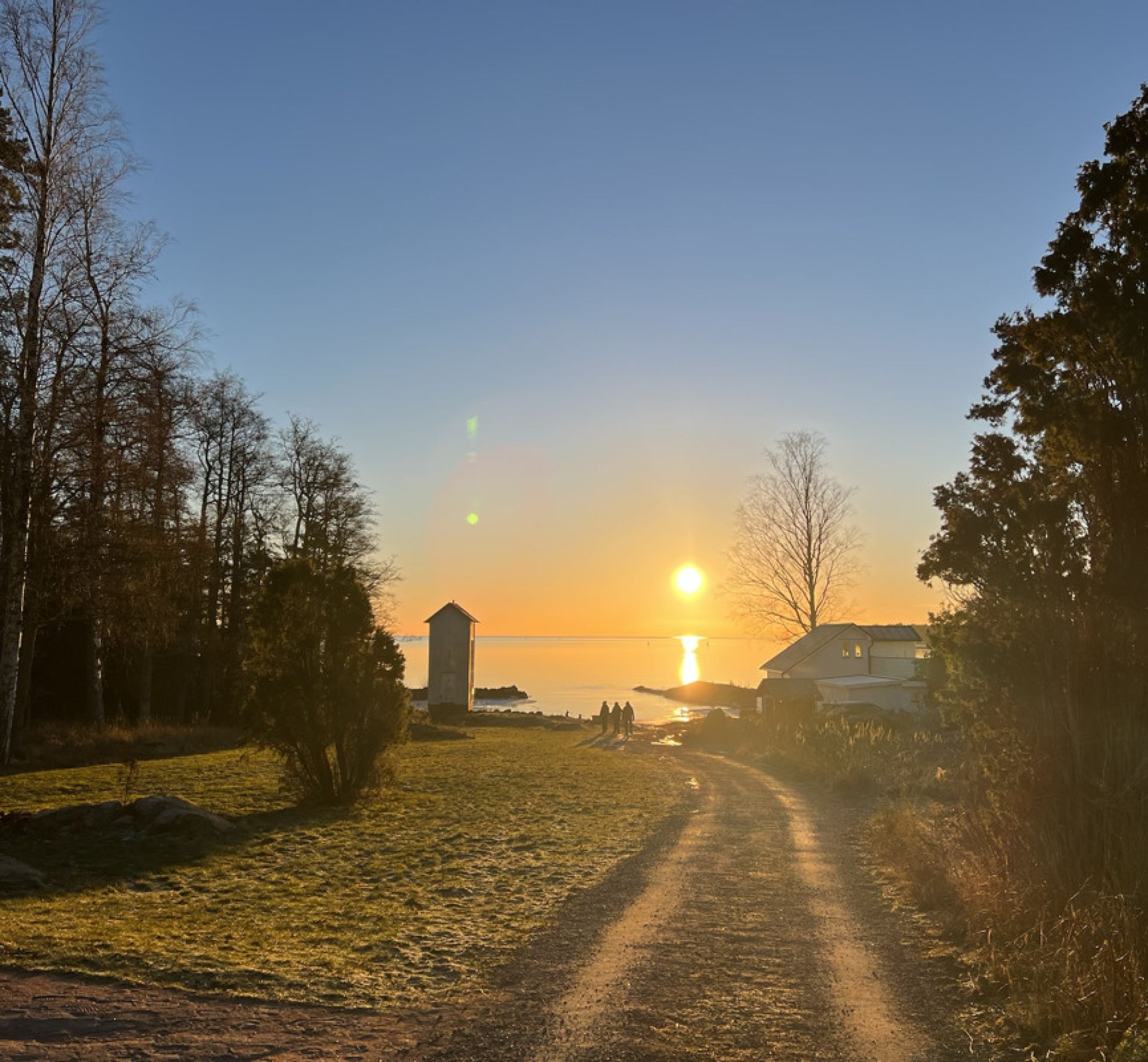 Vy över vänern i solnedgång från Fyrparken i Kristinehamn