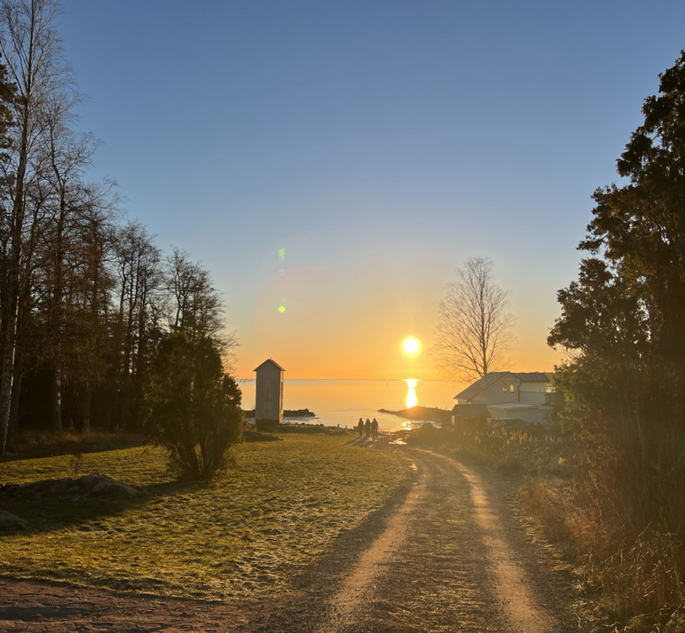 Vy över vänern i solnedgång från Fyrparken i Kristinehamn