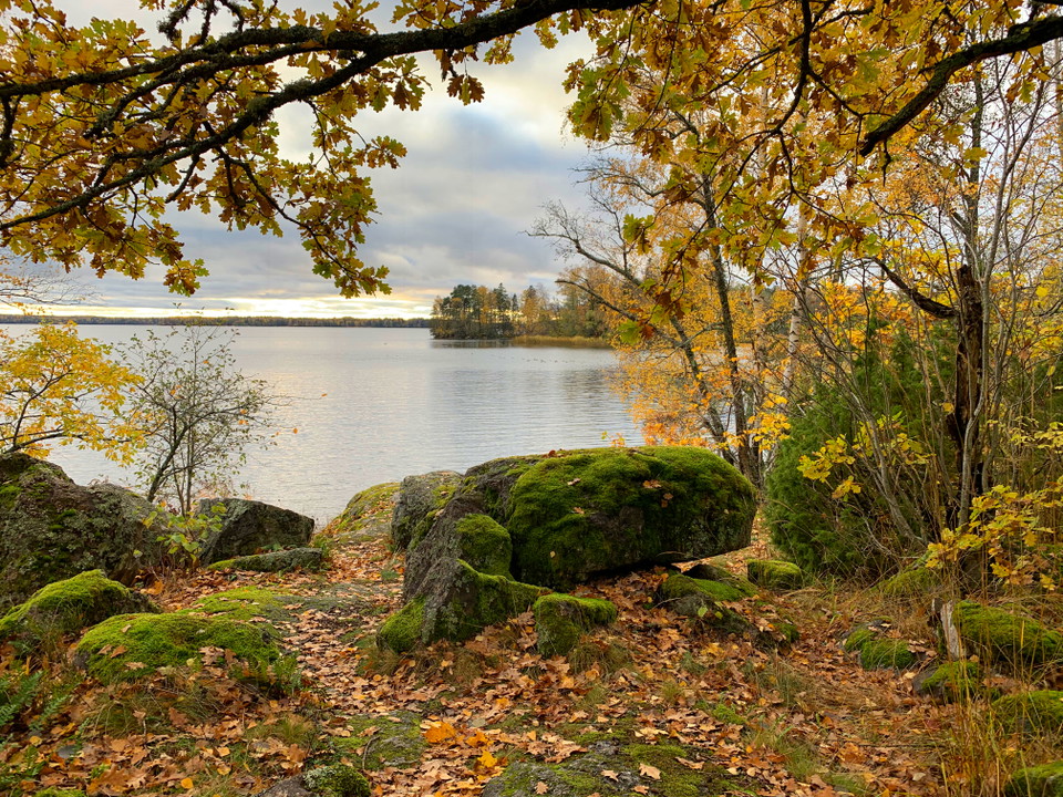 Från parkeringen ges fin utsikt över Erken. 