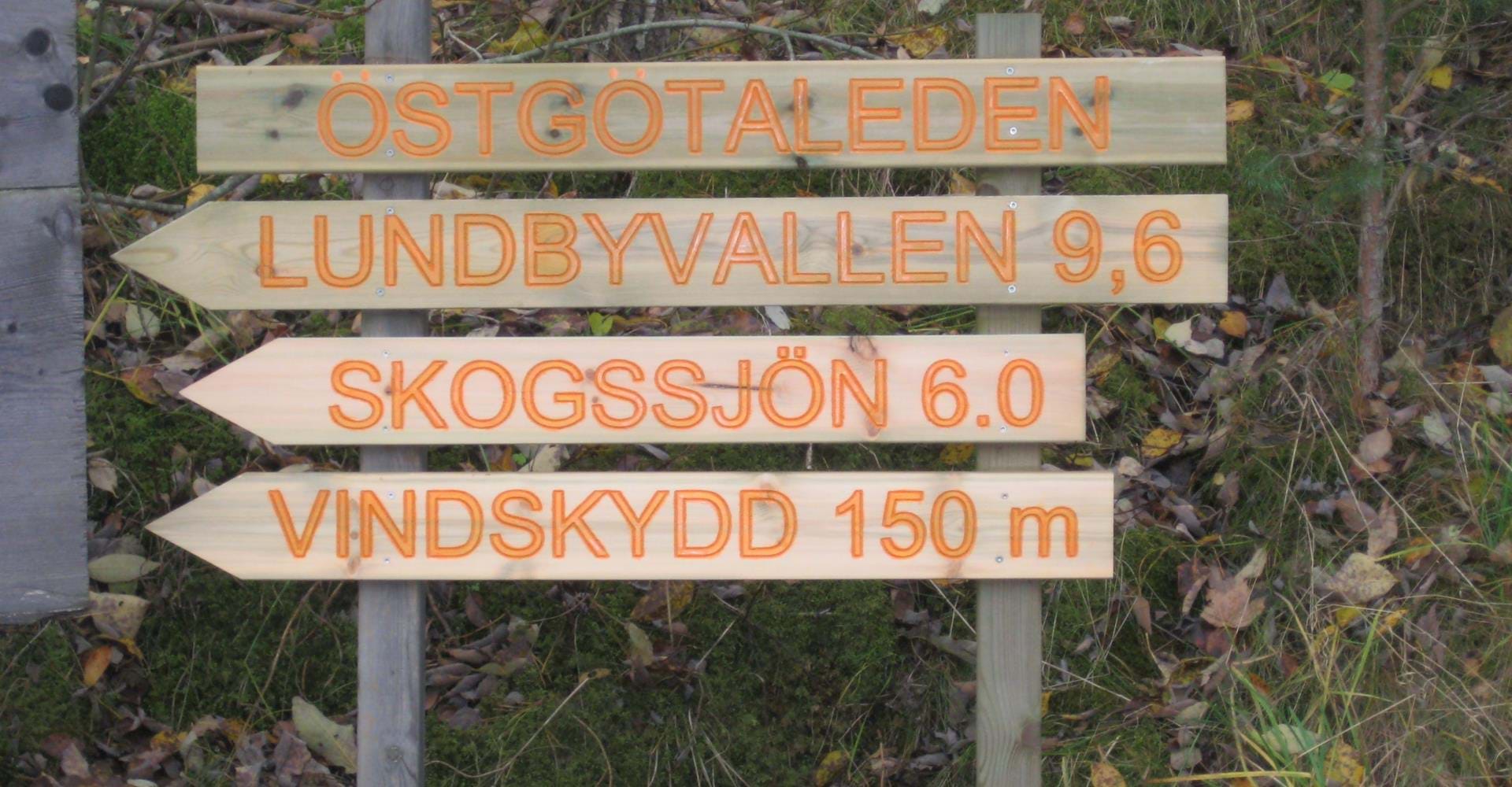 Vägvisare vid Skogssjön. 
Etapp: Skogsjö--Örbacken.  
Mjölby