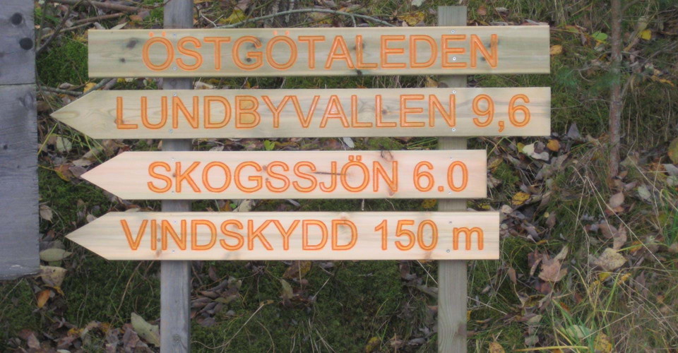 Vägvisare vid Skogssjön. 
Etapp: Skogsjö--Örbacken.  
Mjölby
