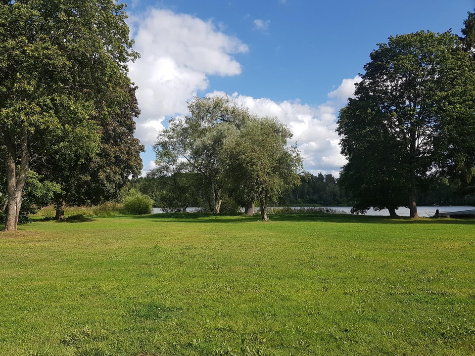 Parkstråket med utsikt över sjön Norrviken.