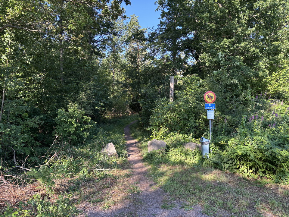 Starten av stigen vid Blomstermåla Ryttarklubb
