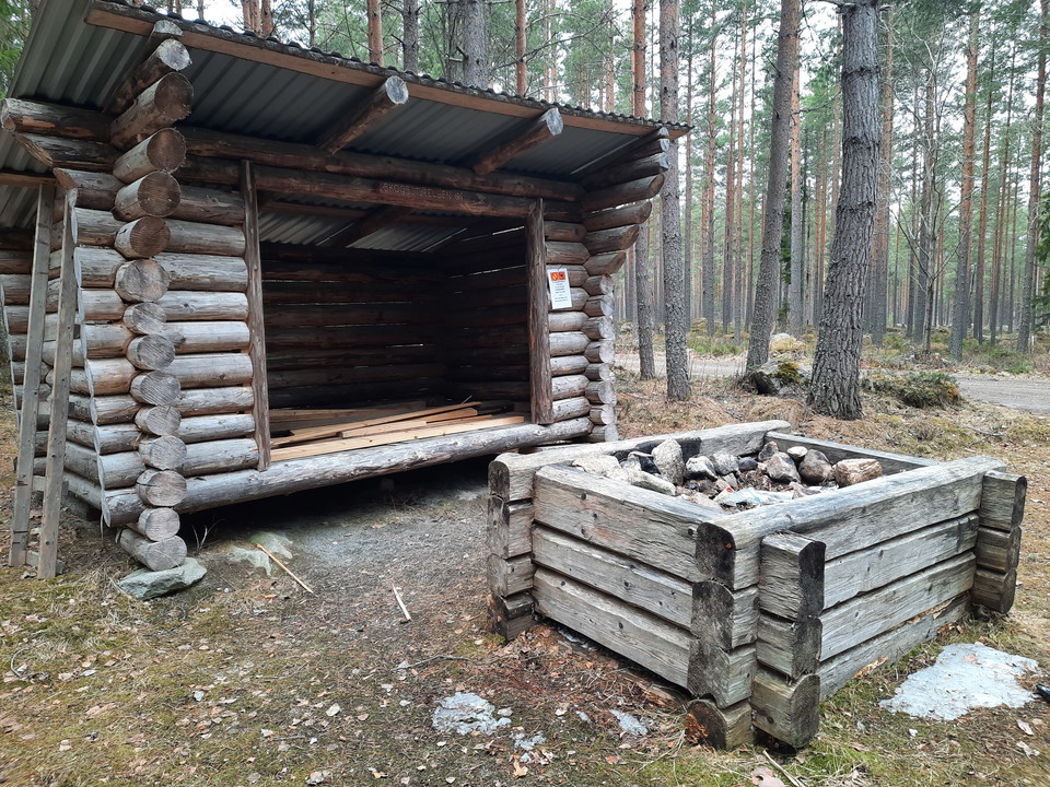 Flera vindskydd finns längs stigen för att stanna och tex grilla en korv eller vina benen