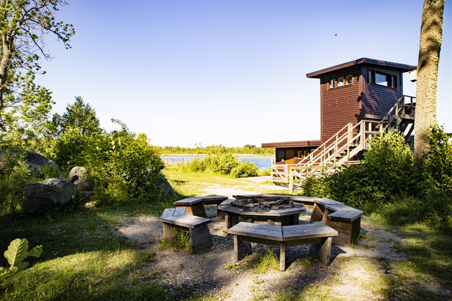 Grillplats i förgrunden, bakom syns sjön Näsnaren och fågeltornet Tornstugan.