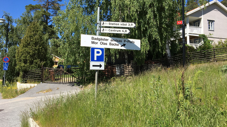 En trafikskylt vid en väg.