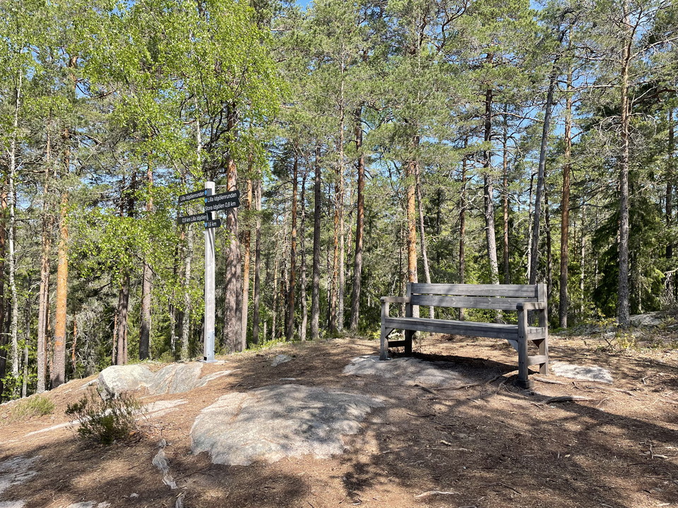 rastbänk med utsikt från bergsknalle