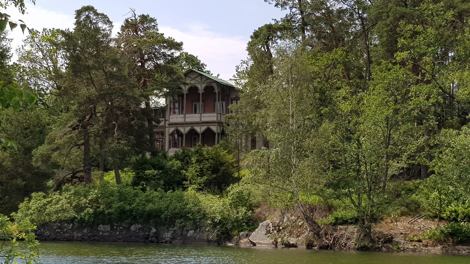 Apelsinvillan sedd från badberget. Foto Lidingö stad
