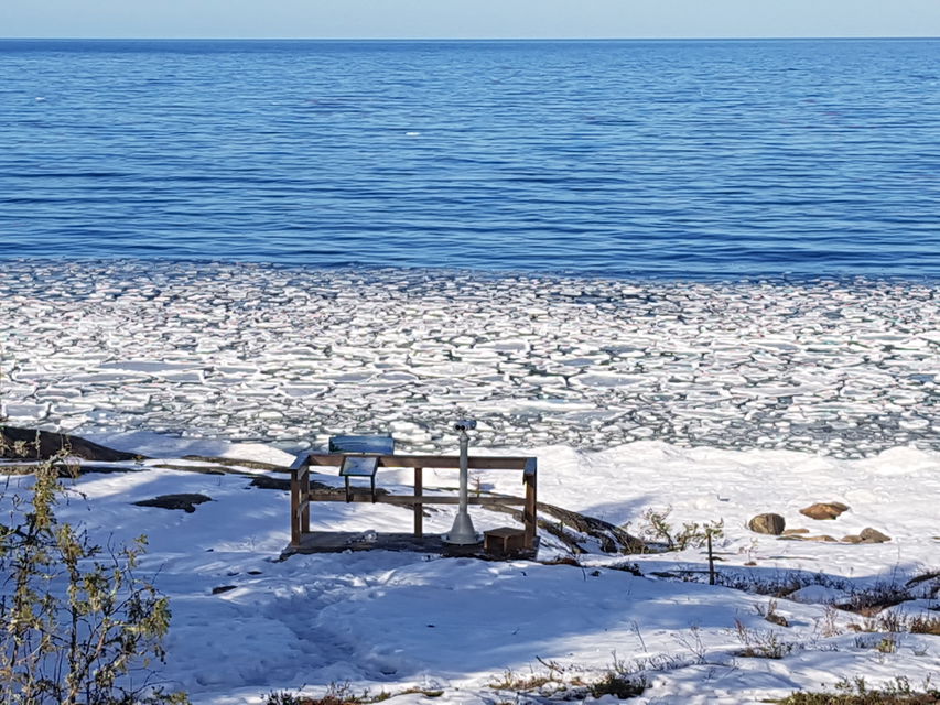 En snötäckt utsiktsplats vid havet.