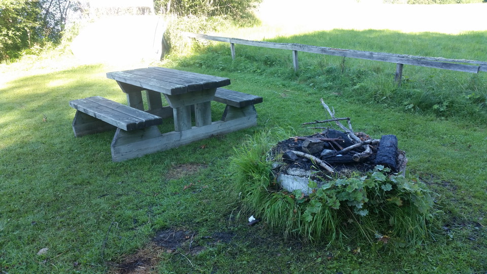 Grillplats och bänkbord