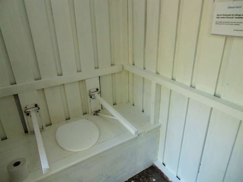 Toalett vid huvudentren - interiör