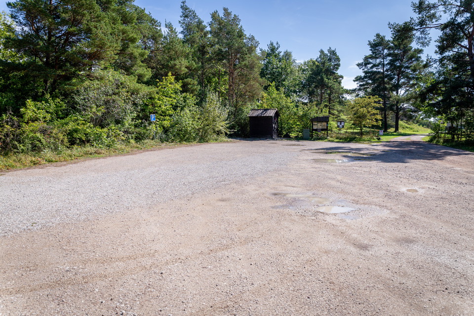 Större grusparkering.