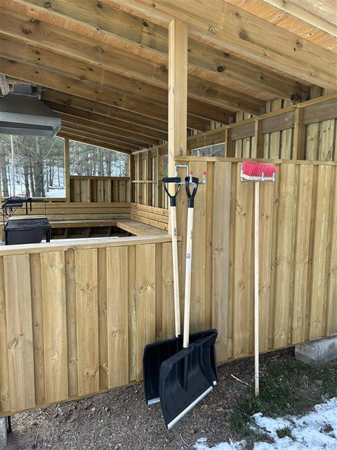 Snöskyfflar och sopborste