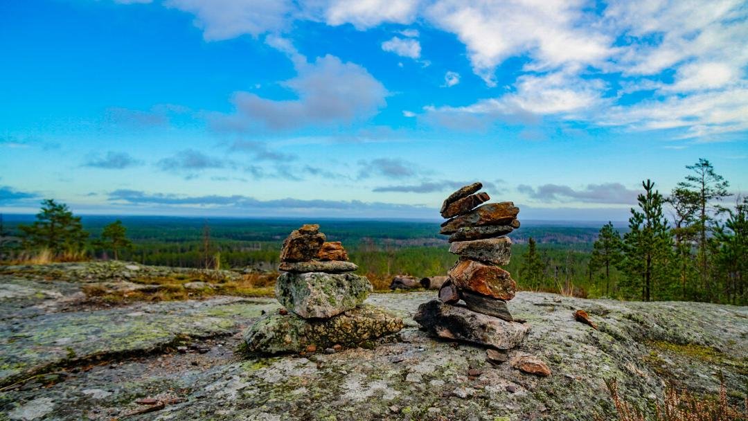 Stenar som är placerade på varandra uppe på berget