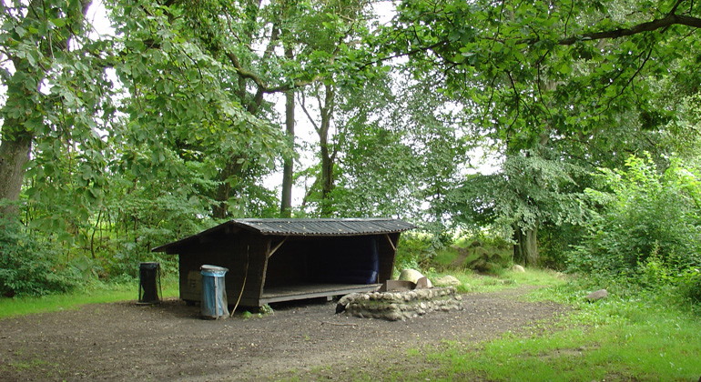 Rastplats med vindskydd.