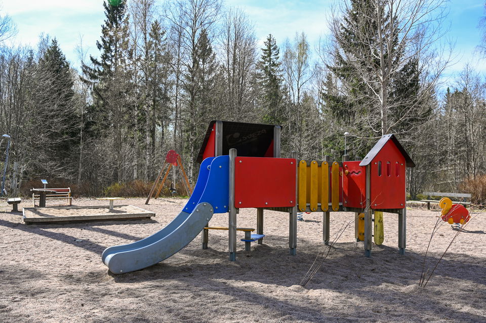 klätterställning med rutschkana