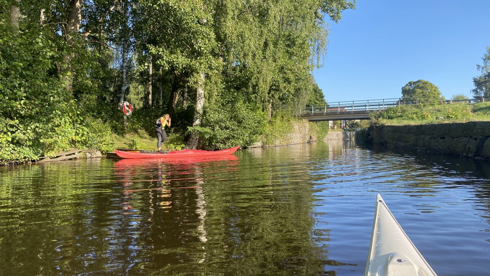 Bryggan finns på kanalens vänstra sida