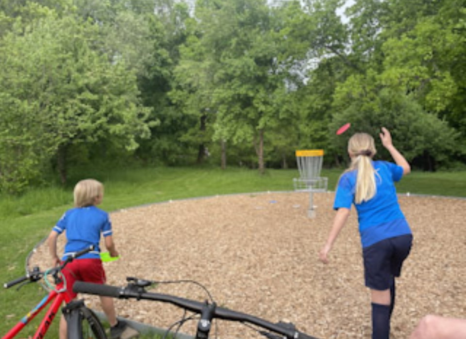 Upplev Älmhult i sommmar: Testa discgolf i Haganäsparken!