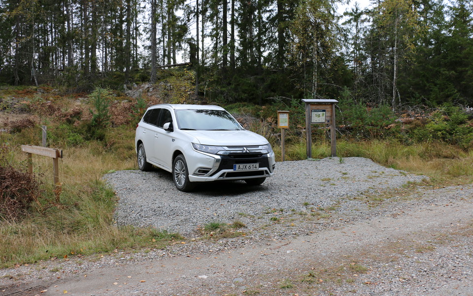 Uppgrusad parkeringsyta med plats för två bilar.