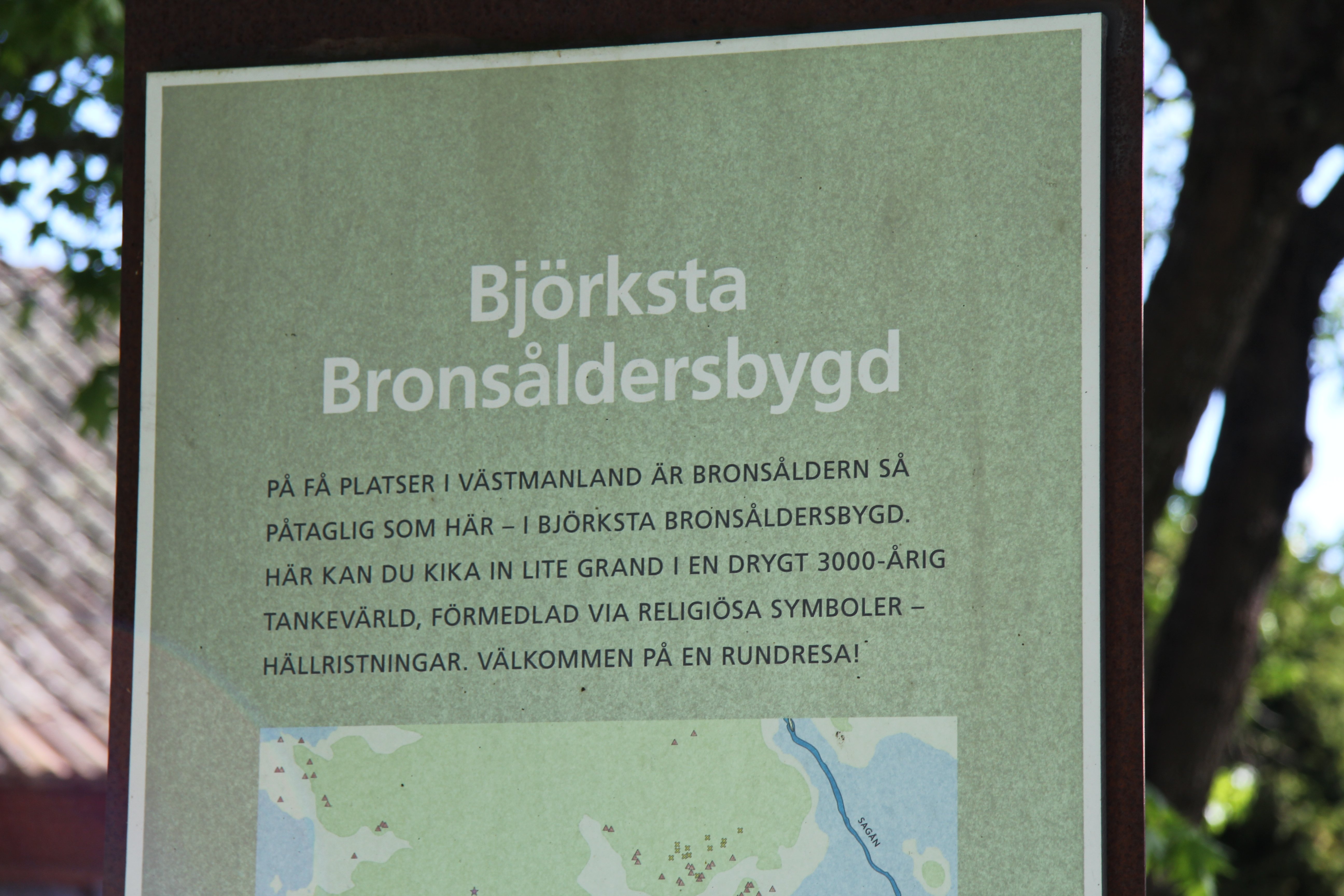 Bild på informationsskylt om Björksta bronsåldersbygd.