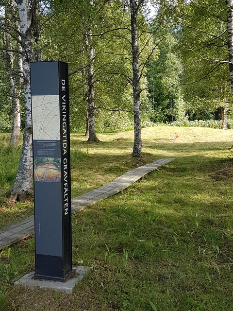 Längs stigen finns informationstavlor