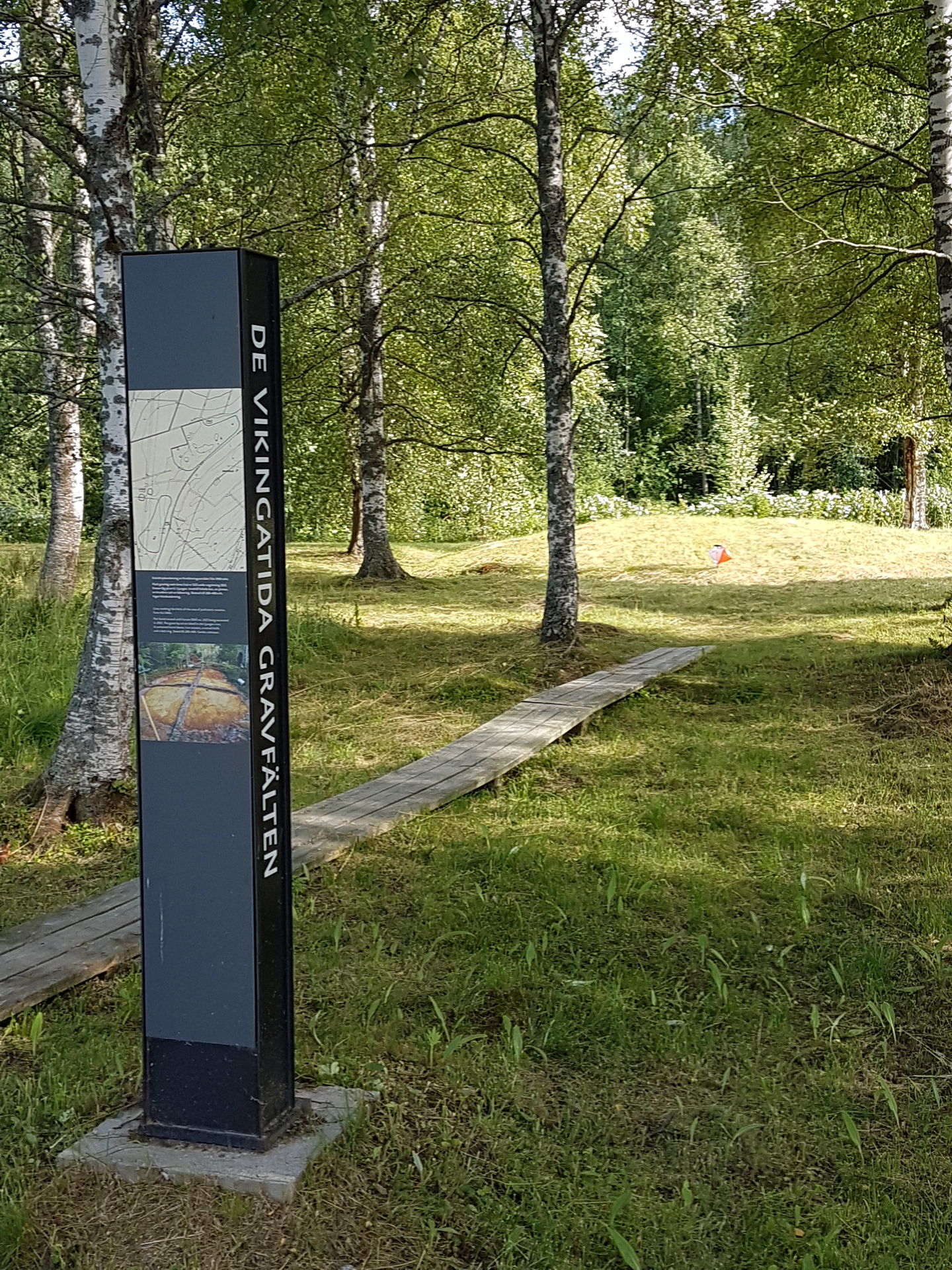Längs stigen finns informationstavlor
