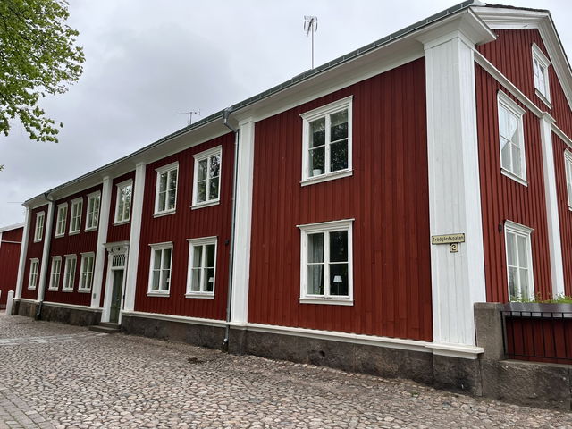Nr 2 – Grundelsgården: Byggd i slutet av 1700-talet. Här bodde både borgmästare och boktryckare. Kanske stadens vackraste borgarhus.