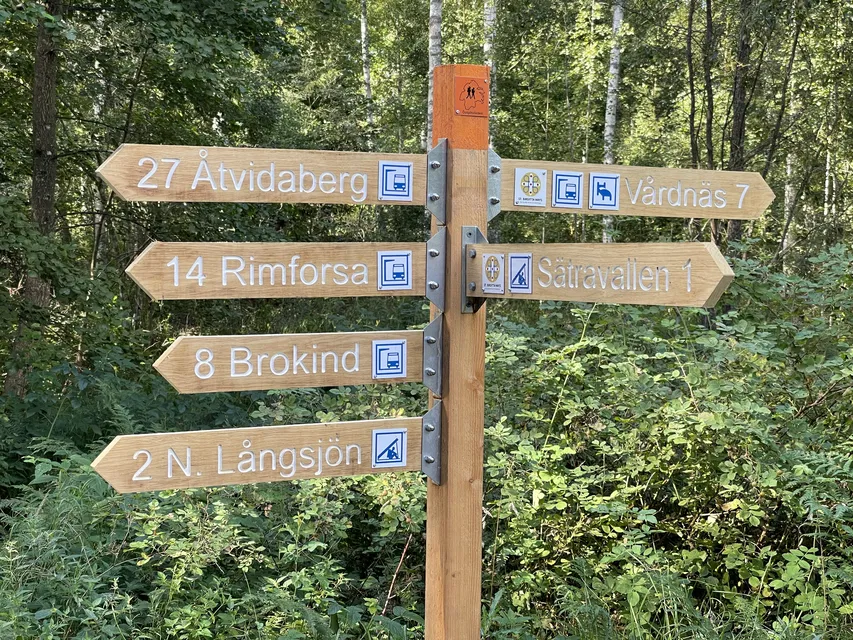 Vägvisningsskyltar i korsningen vid Kristineberg