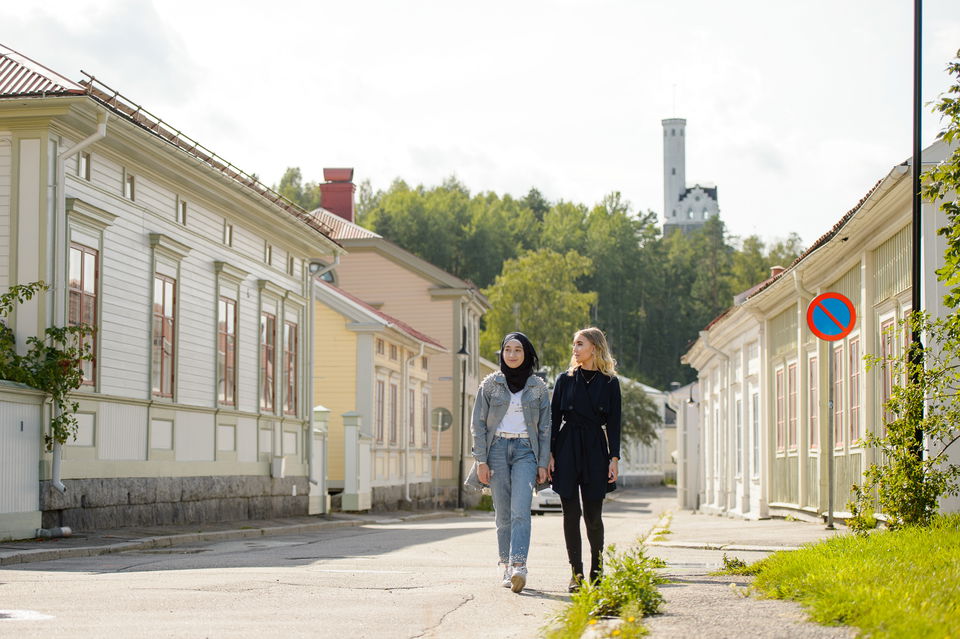 Mysiga stadsdelen Öster med vackra utkikstornet Oscarsborg på Östra berget.