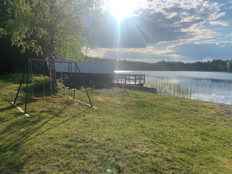 En gungställning för yngre barn.