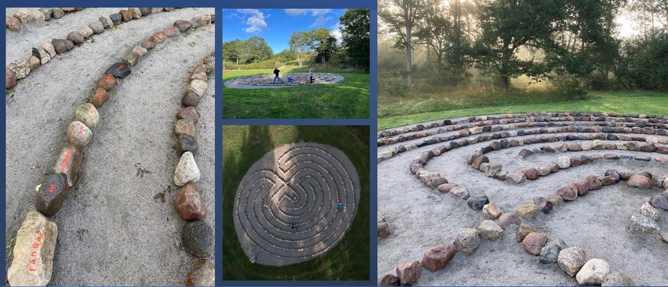 Skälby Kungsgård. Poesilabyrint med ord på stenar. Konstverk av Magnus Lönn och Carina Bodelson Lönn