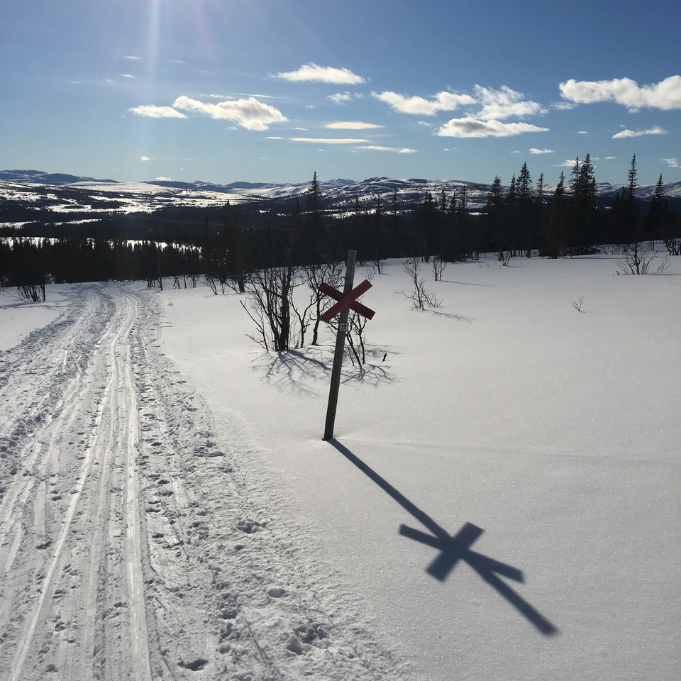 Undvik alltid att gå i skidspåren när du vandrar denna led på vintern