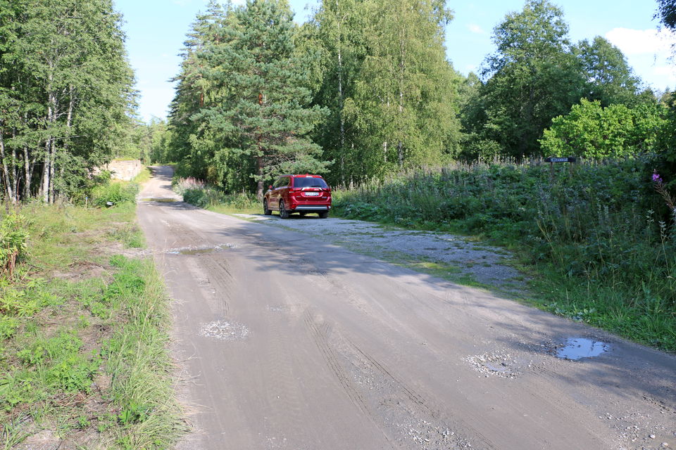 Bil parkerad på parkeringsplatsen.