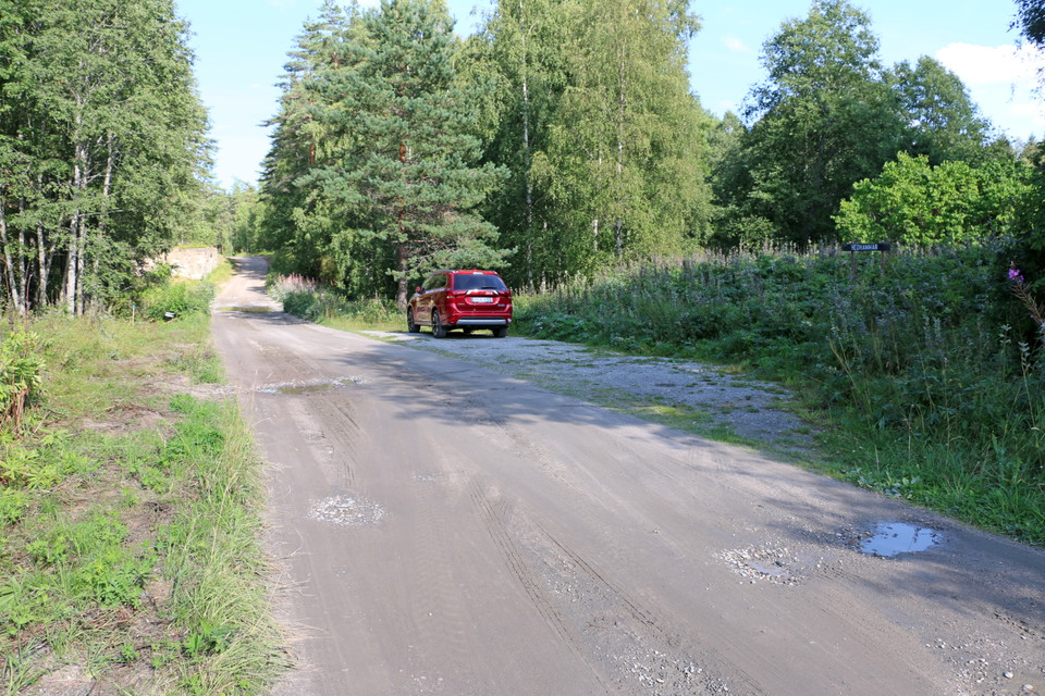 Bil parkerad på parkeringsplatsen.