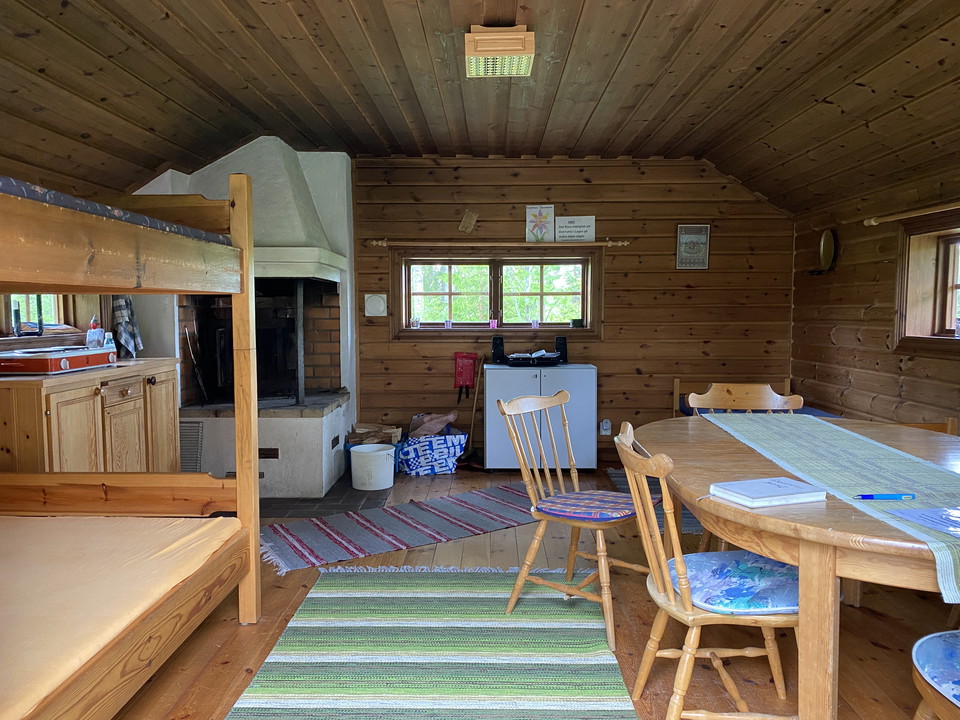 Inuti den öppna raststugan, sängar bord och stolar