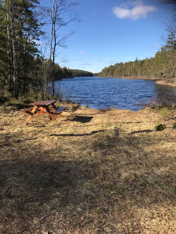 9. Rastplats vid Stora Åkebosjön