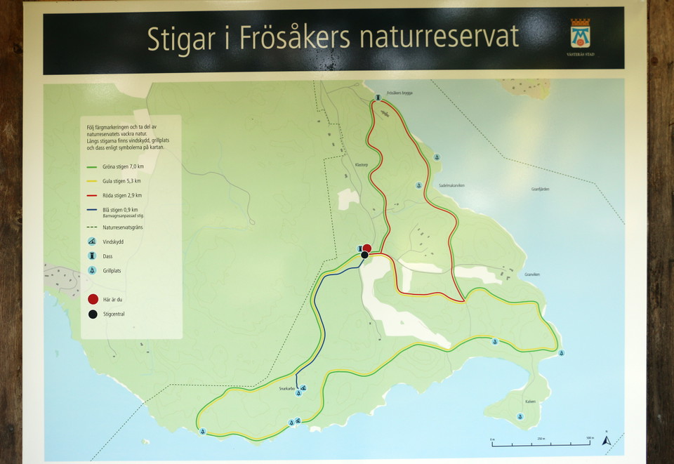 Kartbild över de gula, röda, gröna och blå lederna i naturrervatet.